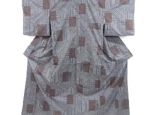 リサイクル　幾何学に松模様織り出し本場泥大島紬着物(5マルキ)